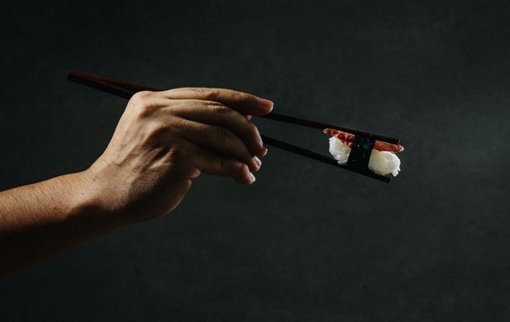 日本の夕食 箸を正しく持つ - 日本の夕食